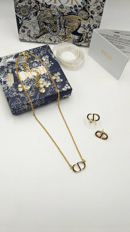 Dior
*Master Quality* 
*Necklace & Earrings*
130 dhs✅ with Normal Box 🎁 
140 dhs✅ with Good Box 🎁

Zain210
♥️♥️♥️