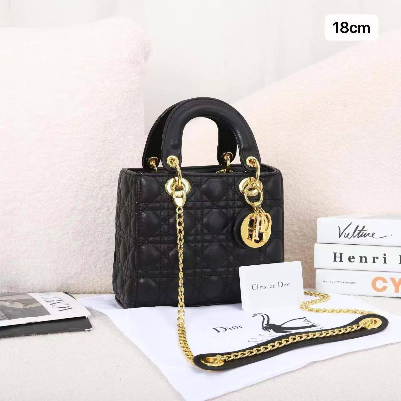 ❤️  Lady Dior
1⃣️ First quality +🎁
Size : 18 * 14 cm
Wholesale price 
90 dhs✅

with box
🎁🎁🎁

Zain115
♥️♥️♥️