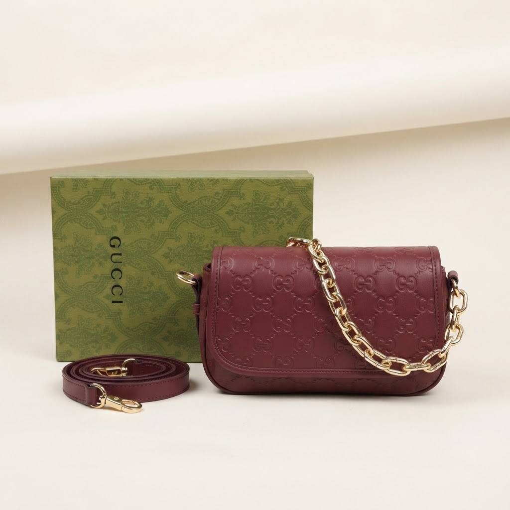 GUCCI GG Emblem
Flap bag in Gold Chain
Embossed GG Leather
Gold Hardware
With long belt strap
Size 21 cm
With BOX

100 dhs🇦🇪🇦🇪

Zain239
♥️♥️♥️
