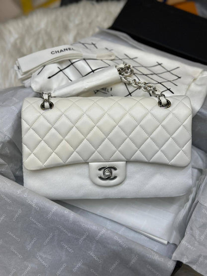 Chanel Classic Double Flap bag in VIP Chenal double flap

25.5 CM with silver-tone hardware

For Price 👇 WhatsApp✅
0568585901 
0507557372
0552275751 Owner Zain 👌

Zain71
♥️♥️♥️