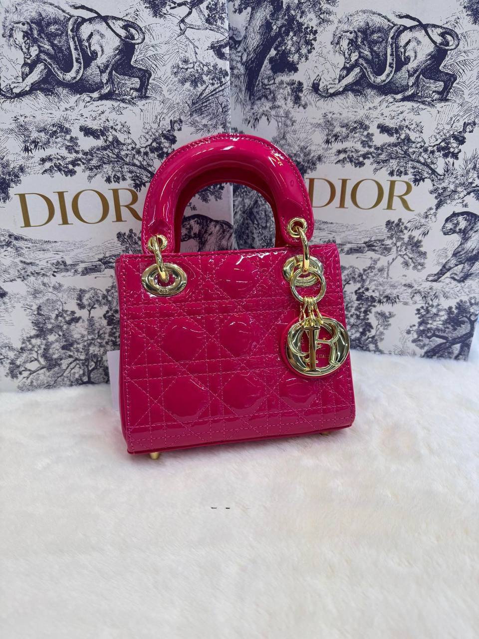 Dior
 (𝐥𝐚𝐝𝐲)
𝐰𝐢𝐭𝐡 𝐛𝐨𝐱 
🎁🎁🎁

𝐥𝐞𝐚𝐭𝐡𝐞𝐫 𝐦𝐚𝐭𝐭𝐞
𝐬𝐢𝐳𝐞:17𝐜𝐦
100 dhs🪙🖤

Zain56
♥️♥️♥️