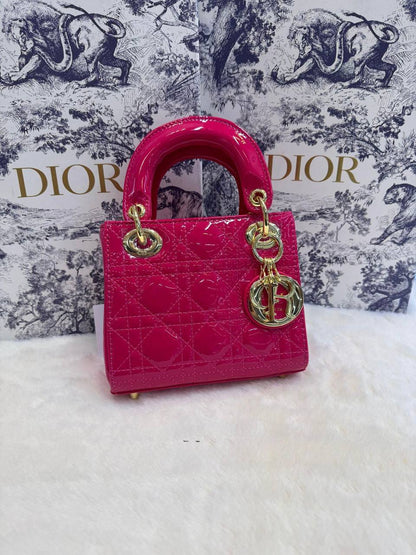 Dior
 (𝐥𝐚𝐝𝐲)
𝐰𝐢𝐭𝐡 𝐛𝐨𝐱 
🎁🎁🎁

𝐥𝐞𝐚𝐭𝐡𝐞𝐫 𝐦𝐚𝐭𝐭𝐞
𝐬𝐢𝐳𝐞:17𝐜𝐦
100 dhs🪙🖤

Zain56
♥️♥️♥️