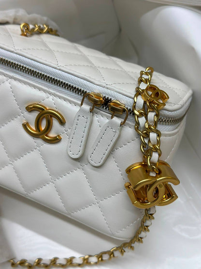 white Chanel quilted vanity bag features gold-tone hardware and a chain strap💯💯 
Original Quality 💯💯
For Price 👇 WhatsApp✅
0568585901 
0507557372
0552275751 Owner Zain 👌

Zain71
♥️♥️♥️