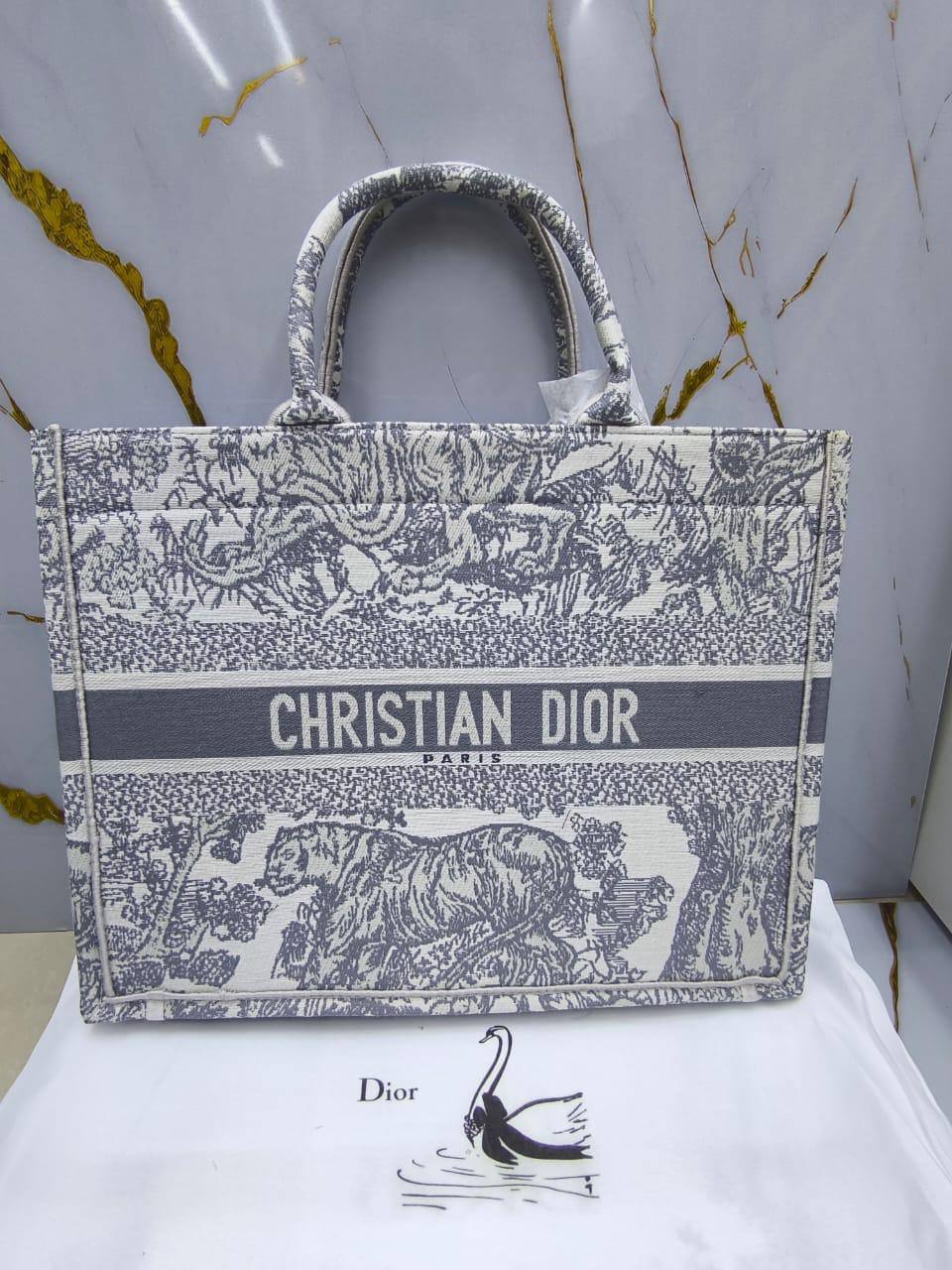 Dior

110 dhs✅

with box
🎁🎁🎁

Zain203
♥️♥️♥️