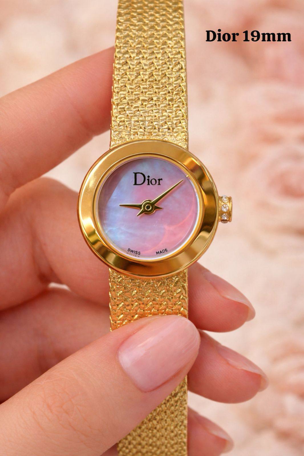 Dior mini size watch for ladies good quality 
170 dhs🌺
 (size 19mm)

Zain59
♥️♥️♥️