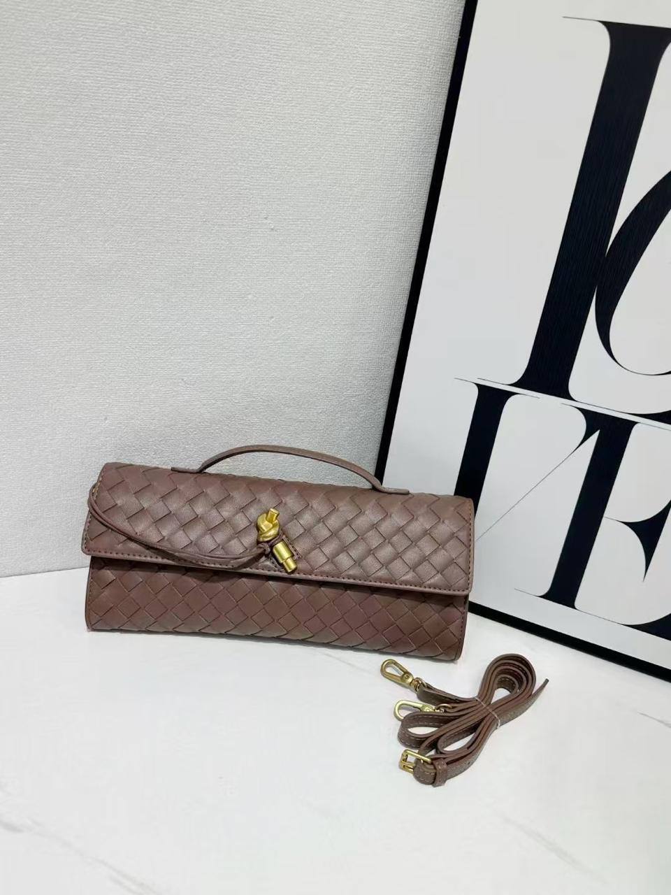 Bottega

High quality

With box 

105 dhs💓

Zain50
♥️♥️♥️