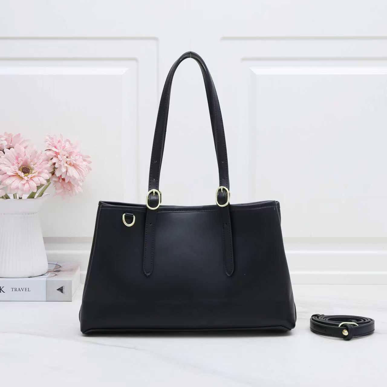 Gucci
Good Quality 
With Box 
🎁🎁🎁

115 dhs🪙🌨️

Zain250
♥️♥️♥️