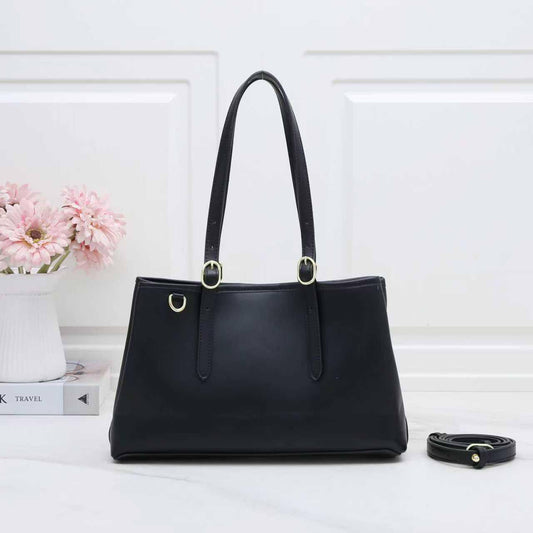 Gucci
Good Quality 
With Box 
🎁🎁🎁

115 dhs🪙🌨️

Zain250
♥️♥️♥️