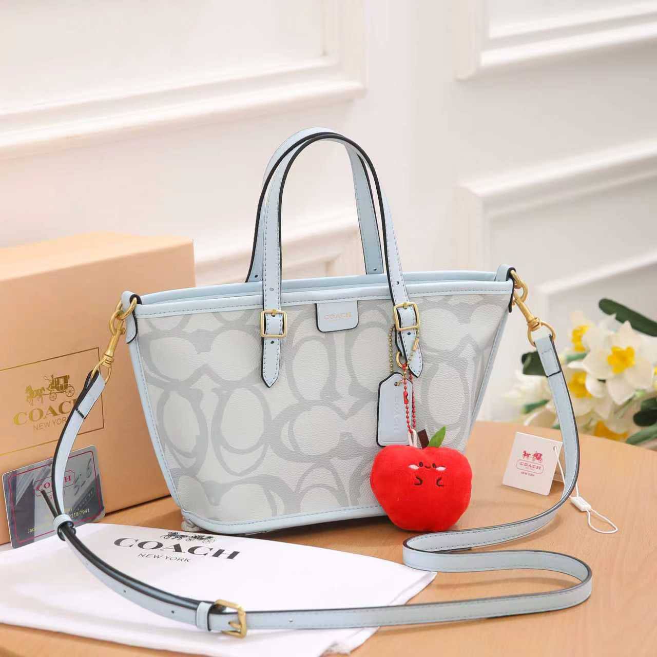 Coach  
90 dhs💓
SIZE: 21*12*16 CM👌👌

Zain74
♥️♥️♥️