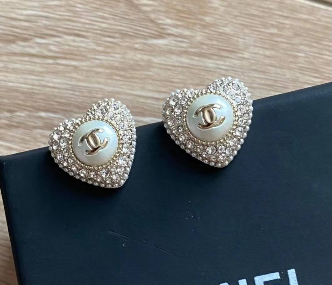 Chanel set
Necklace 
Earrings 
Bracelet 
*Master quality* 🪎

*140* AED normal box 📦

Zain48
♥️♥️♥️
