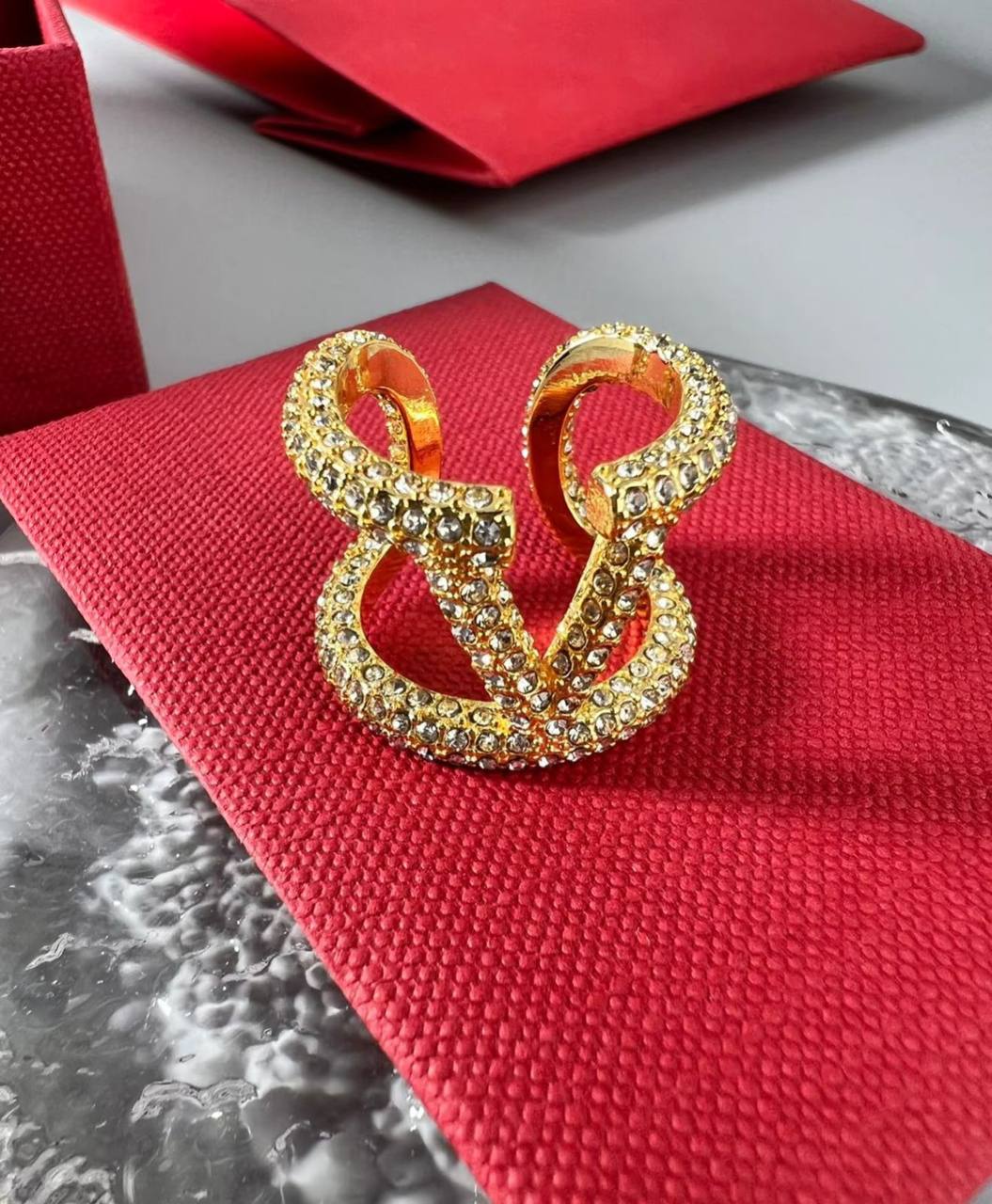 Valentino Ring* 💍
Adjustable size
Master quality 

55 dhs🪙💕
Normal box
🎁🎁🎁

Zain48
♥️♥️♥️