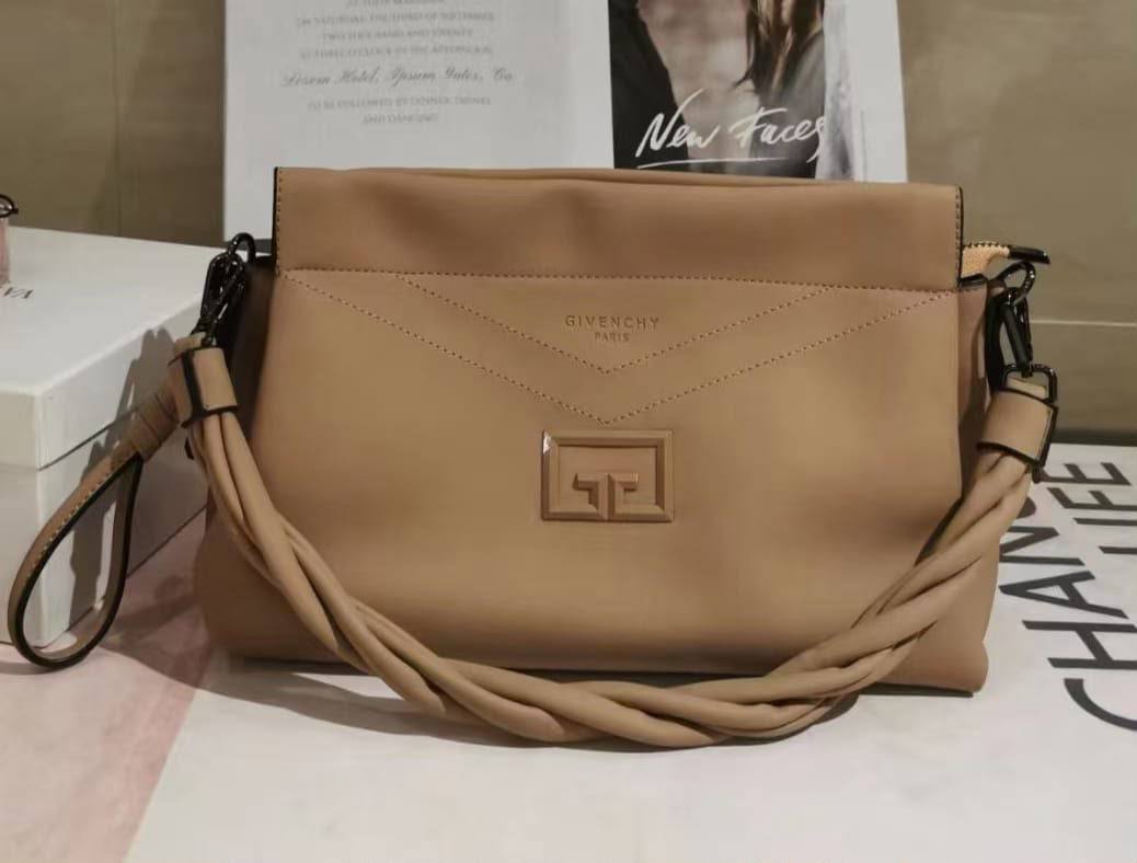 Givenchy

New arrived 
Givenchy women's bag 
115 dhs🇦🇪🇦🇪

Size 29cm

Zain161
♥️♥️♥️