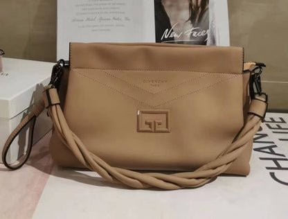 Givenchy

New arrived 
Givenchy women's bag 
115 dhs🇦🇪🇦🇪

Size 29cm

Zain161
♥️♥️♥️