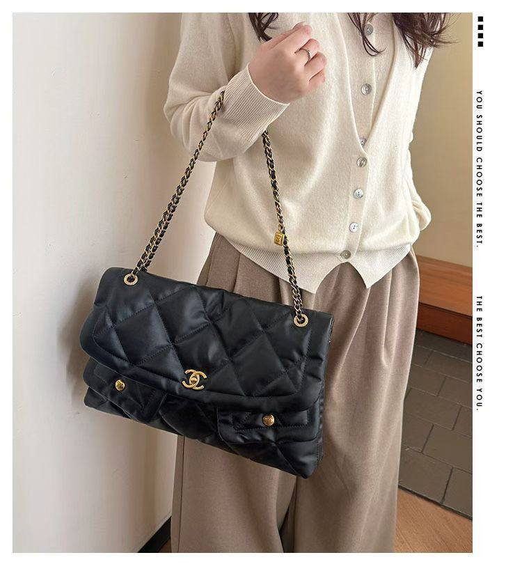 Chanel
110 dhs❣️
SIZE：40cm
Good-quality 

Zain35
♥️♥️♥️