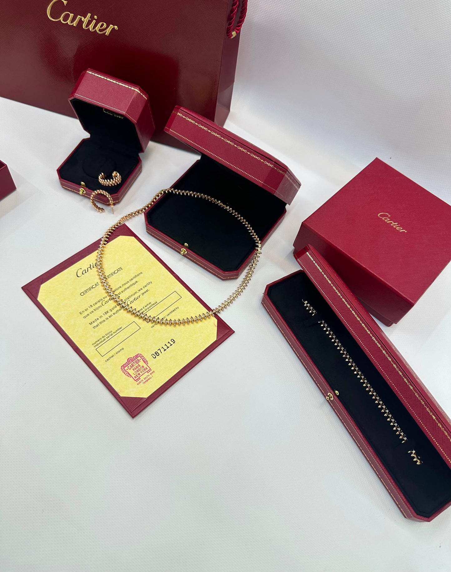 CARTIER SET
Necklace 💥
Earring 🔥
Bracelet 🐦‍🔥
With stone 🦋
With normal boxes 🗃️ 
315 dhs✅

With master box 📦 
360 dhs✅

Zain216
♥️♥️♥️