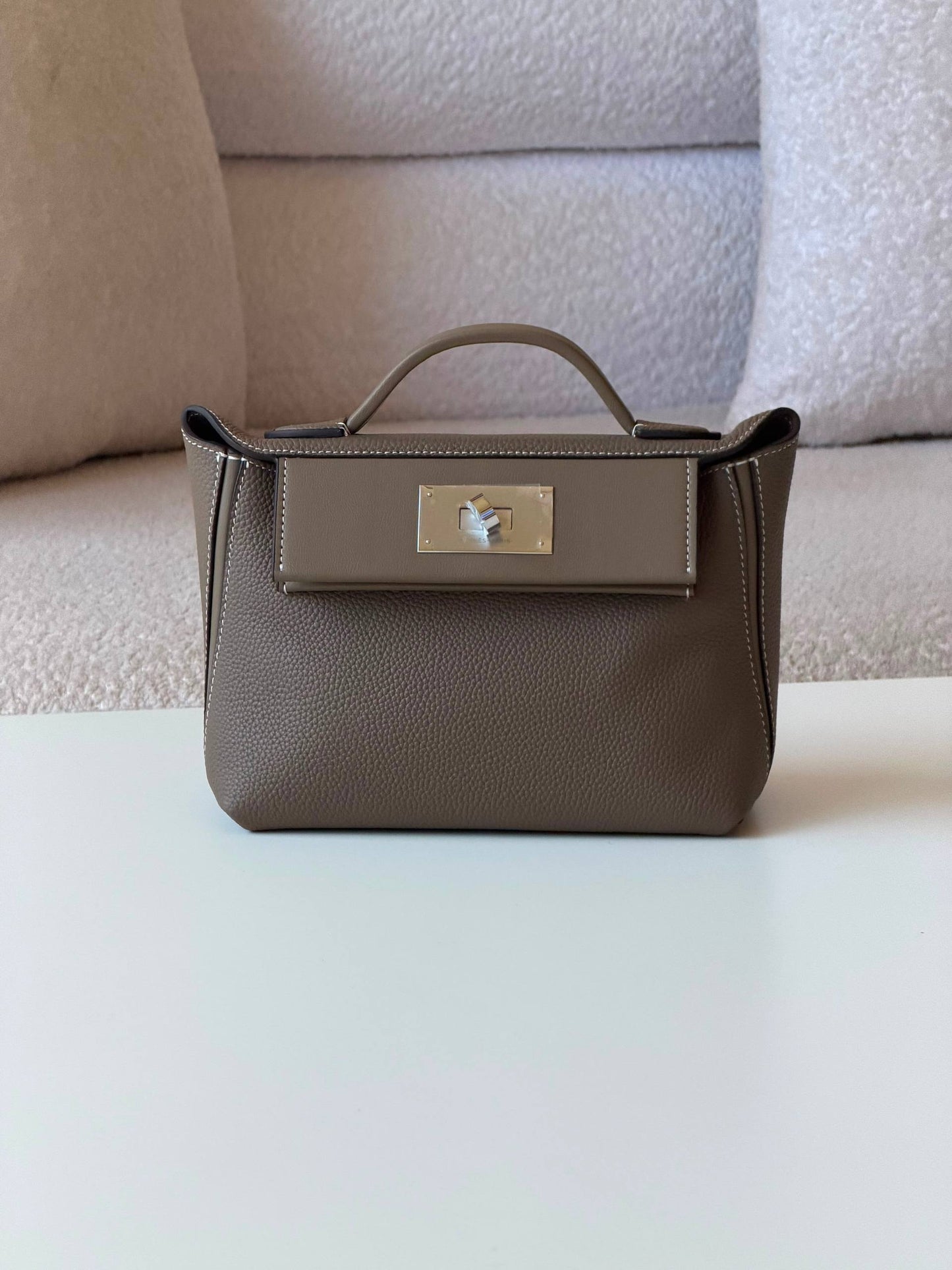 Hermes 2424  22cm💕master quality😍with box❤️
380 dhs🇦🇪🇦🇪

Zain52
♥️♥️♥️