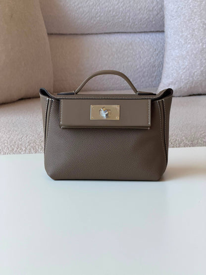 Hermes 2424  22cm💕master quality😍with box❤️
380 dhs🇦🇪🇦🇪

Zain52
♥️♥️♥️