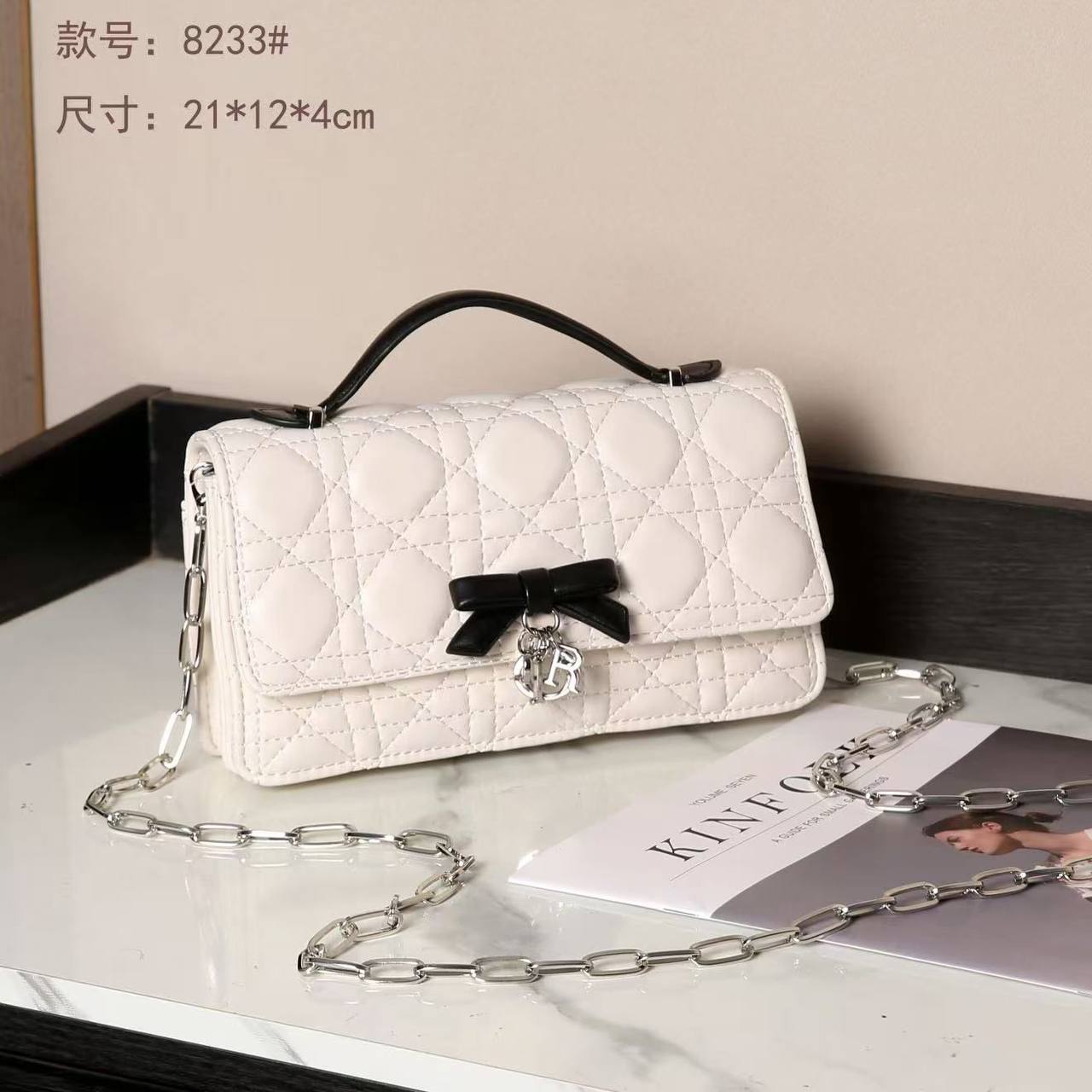 Dior 
Good quality 
Size 21cm
120 dhs💓
With box 📦

Zain70
♥️♥️♥️