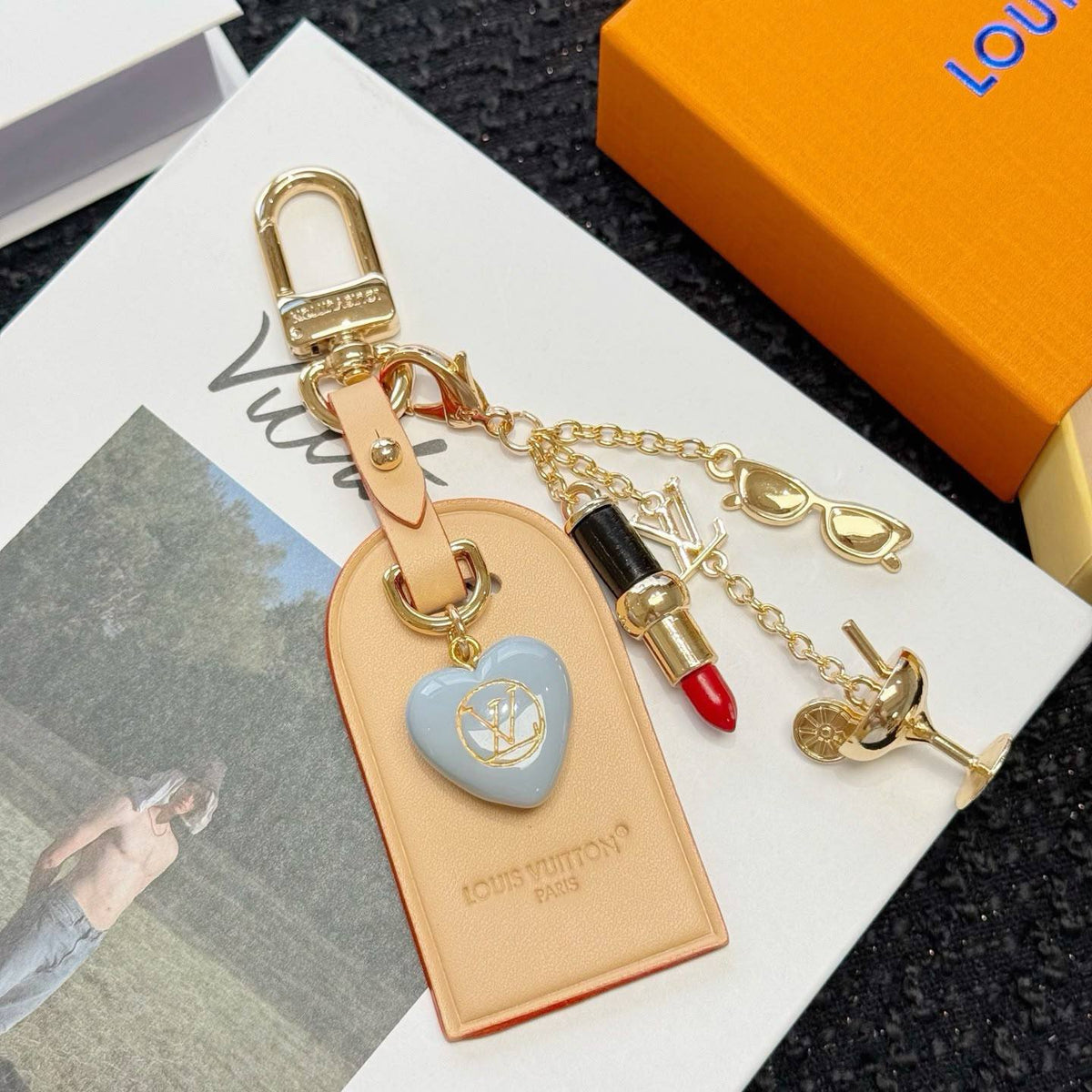 Key chain 
Master quality 
With normal boxes 🗃️ 
75 dhs🇦🇪🇦🇪

With master box 📦 
85 dhs🇦🇪🇦🇪

Zain216
♥️♥️♥️