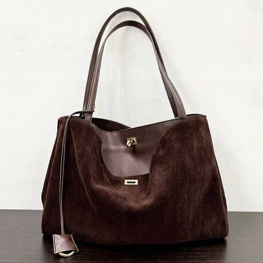 BALENCIAGA 
COPY ONE 
155 dhs✅

Zain39
♥️♥️♥️