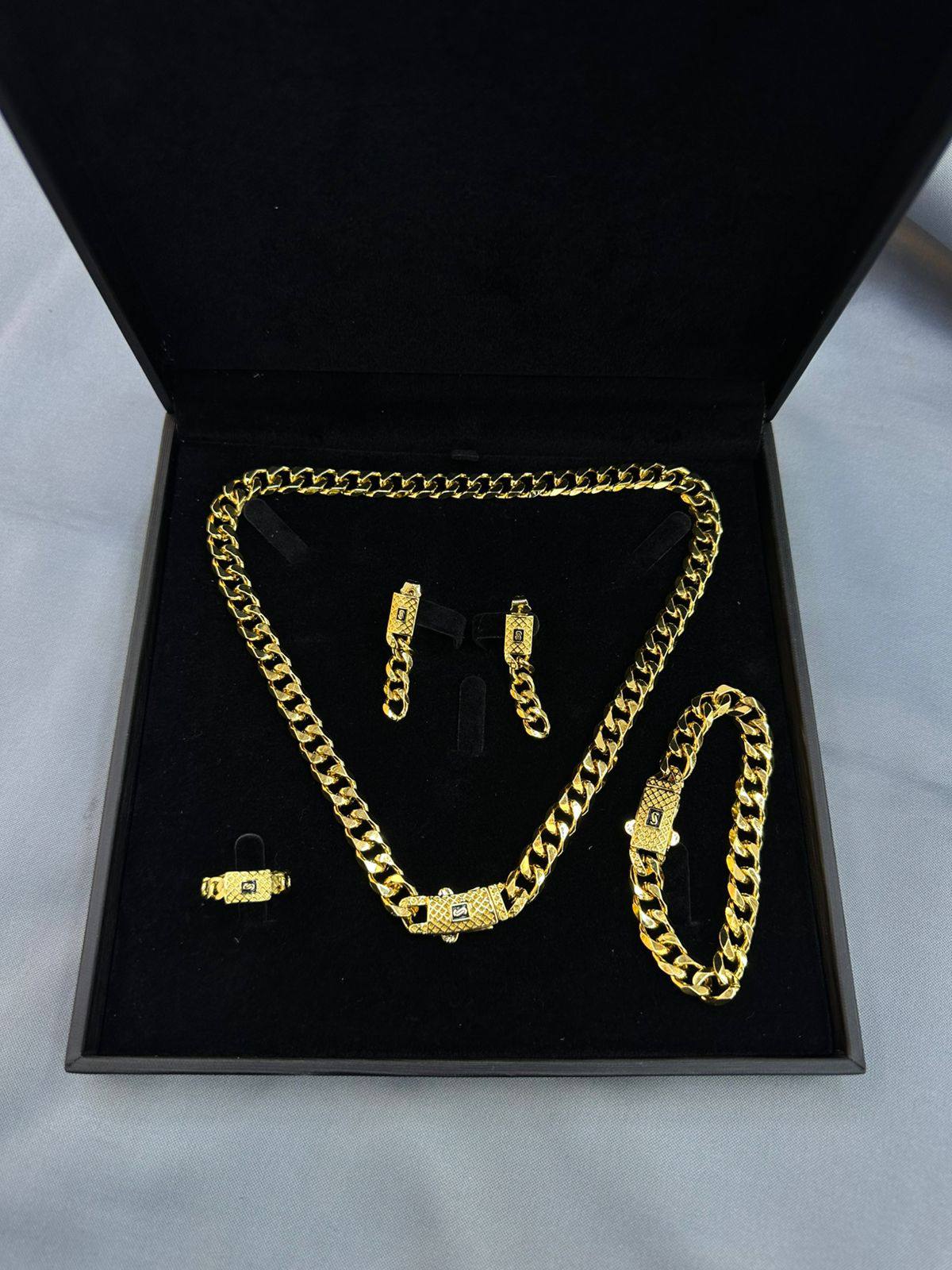 *SET ❤️‍🔥*
Necklace 🐦‍🔥
Earring🌸
Bracelet ✨
Ring 💍 
good quality 💯
With normal boxes 🗃️ 
And paper bag 🛍️
55 dhs❣️

Zain216
♥️♥️♥️