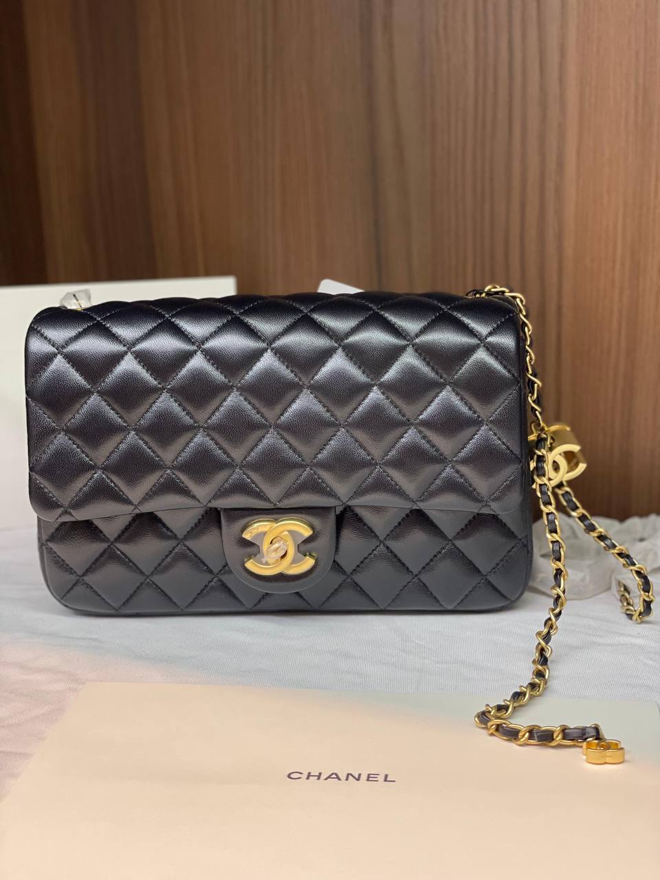 Chanel
   •Super Master Quality 
   •Size:20cm,23cm
800 dhs❤️
900 dhs❤️

Zain255
♥️♥️♥️