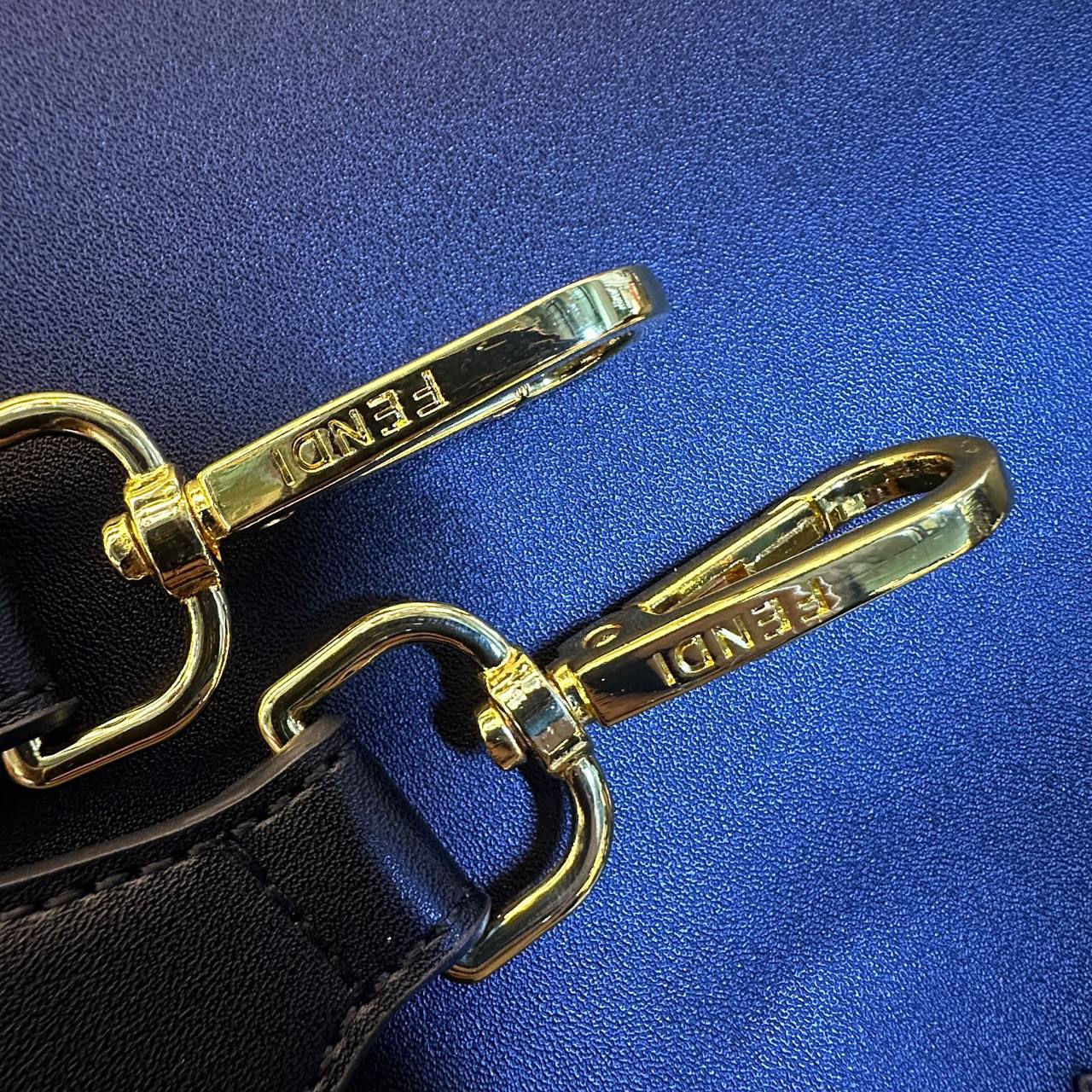 FENDI 
COPY ONE 
WITH BOX 
210 dhs✅

Zain39
♥️♥️♥️