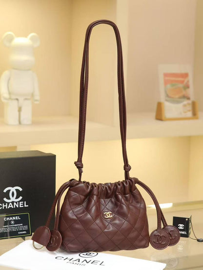 Chanel
❤️
95 dhs✅
Good  quality

Size：22cm
with  box
🎁🎁🎁

Zain74
♥️♥️♥️