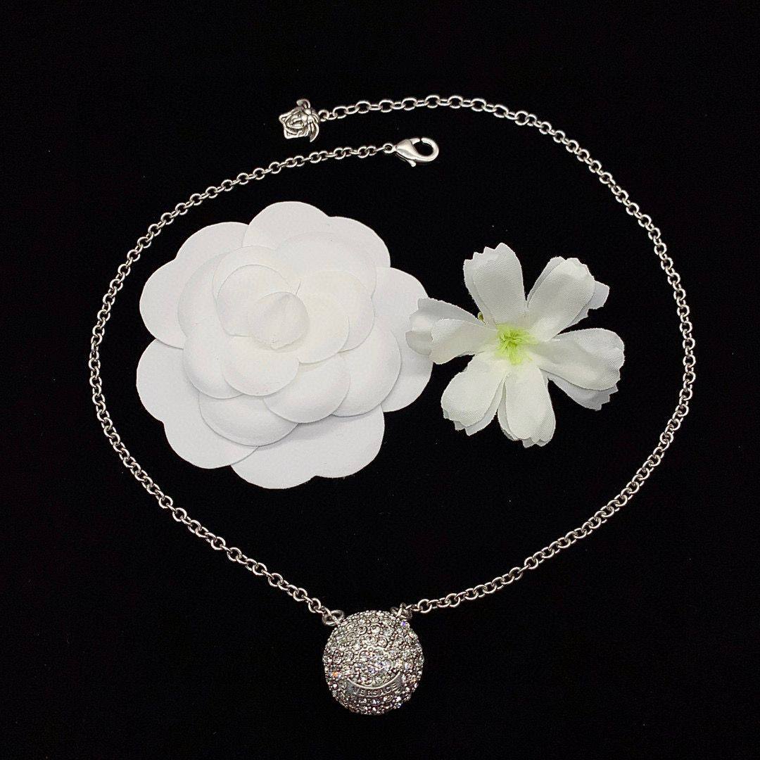 VERSACE 💫  *OFFER*
    _*Necklace*_📿

45 dhs🪙🌨️
*WITH NORMAL BOX AND 
PAPER BAG*📦
🎁🎁🎁

Zain89
♥️♥️♥️