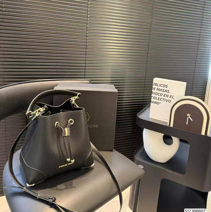 Fendi

100 dhs🇦🇪

with box

Zain26
♥️♥️♥️
