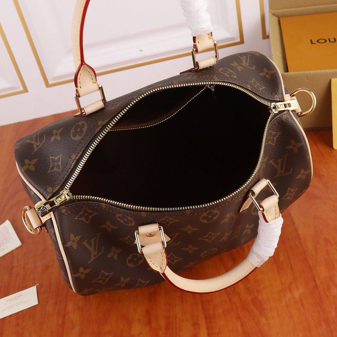 LV SPEEDY 

30CM ,GOOD QUALITY 
WITH BOX 
110 dhs✅

Zain295
♥️♥️♥️
