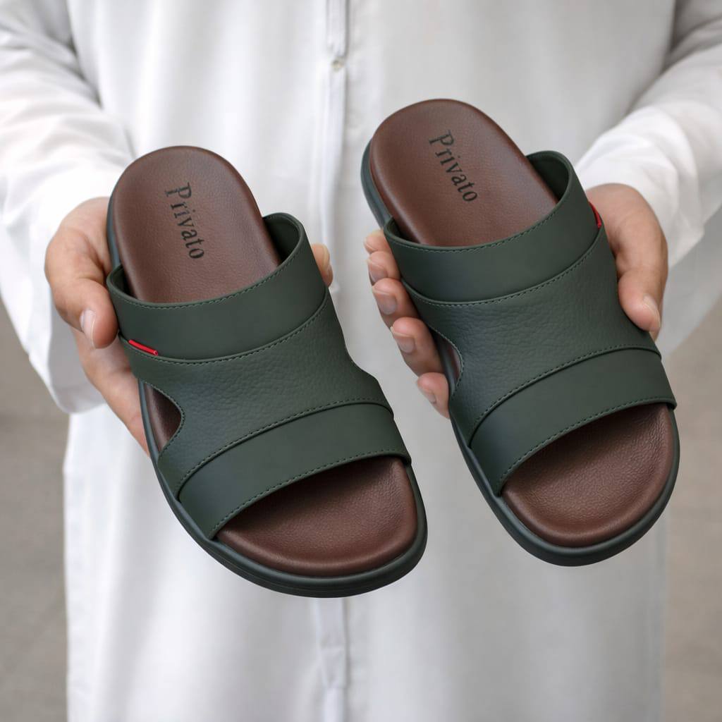 slippers for men good quality  with box and paper bag size available (40to46) 6to12) 
180 dhs❣️

Zain59
♥️♥️♥️