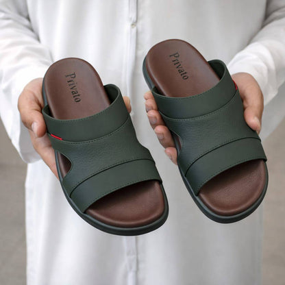 slippers for men good quality  with box and paper bag size available (40to46) 6to12) 
180 dhs❣️

Zain59
♥️♥️♥️