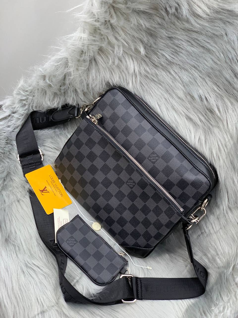 LV 
SIZE  ……… 25CM
115 dhs🪙

With BOX
🎁🎁🎁

Zain244
♥️♥️♥️