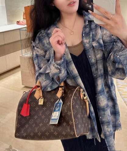LV
 MASTER QUALITY
 WITH BOX  
260 dhs✅

Zain295
♥️♥️♥️