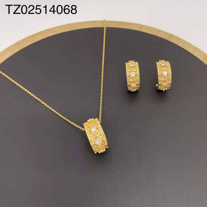 Messika and Dior 
Necklace 🔥
Earring 🐦‍🔥
good quality 💯
With brand boxes 🗃️ 
40 dhs✅

Zain216
♥️♥️♥️
