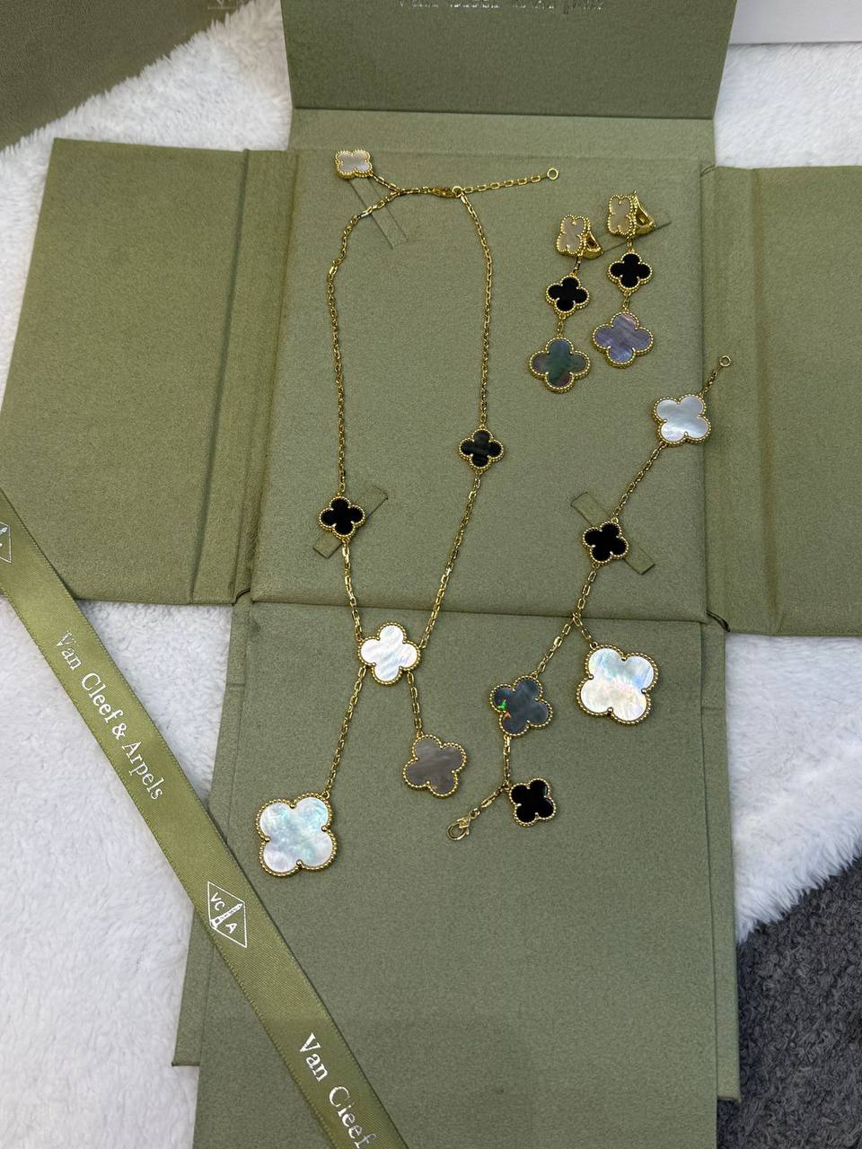 Vancleef Set
with normal box 🎁
320 dhs🪙🌨️

with original box 
🎁🎁🎁
400 dhs🪙🌨️

Zain209
♥️♥️♥️