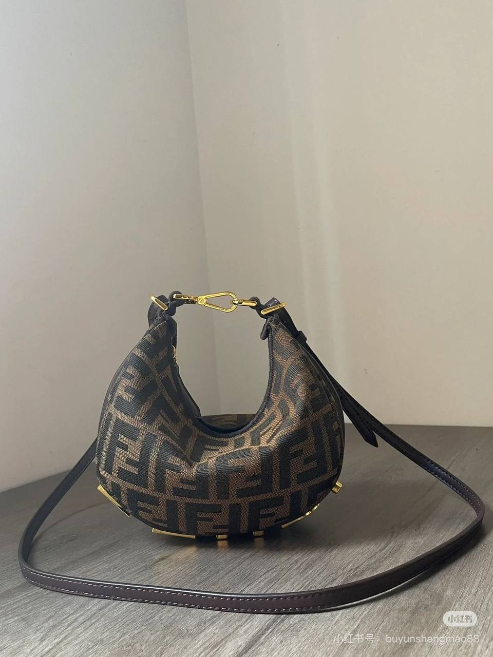 FENDI
GOOD QUALITY 
SIZE:20cm   

95 dhs🪙

withbox  
🎁🎁🎁

Zain04
♥️♥️♥️