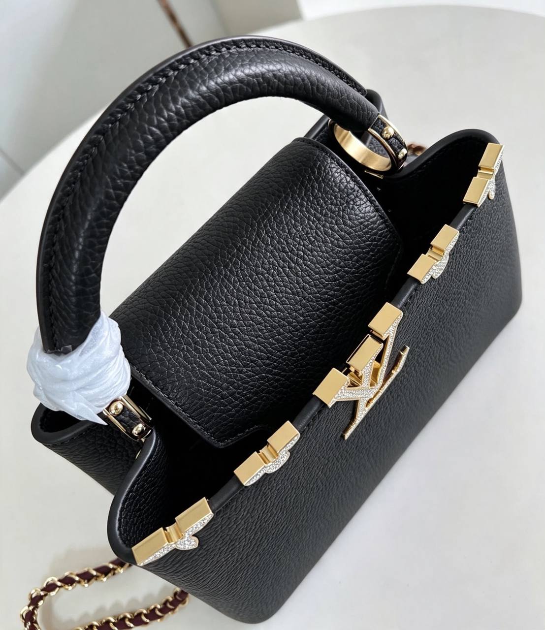 LV NEW CAME HIGH QUALITY WITH BOX 
150 dhs🇦🇪🇦🇪

Zain295
♥️♥️♥️