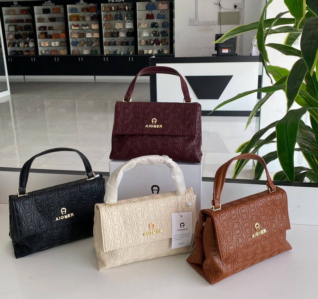 Aigner
95 dhs🪙💚
size：26cm

With box
🎁🎁🎁

Zain35
♥️♥️♥️