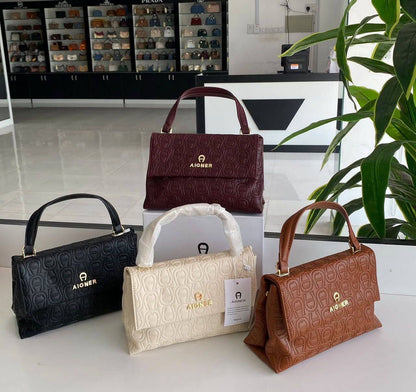 Aigner
95 dhs🪙💚
size：26cm

With box
🎁🎁🎁

Zain35
♥️♥️♥️