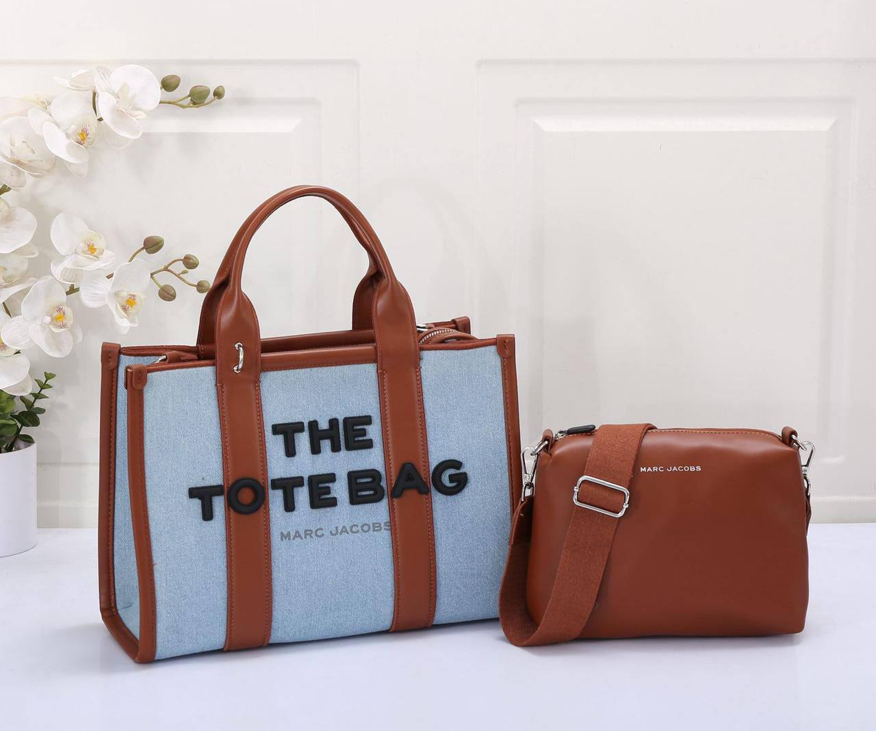 MARC JACOBS 

THE TOTE BAG 

NEW CAME GOOD QUALITY 
115 dhs🪙🌨️

Zain39
♥️♥️♥️