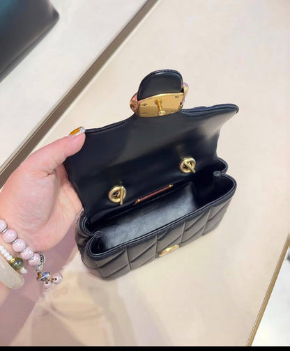 Coach
95 dhs✅

with box
🎁🎁🎁

size 20cm

Zain26
♥️♥️♥️