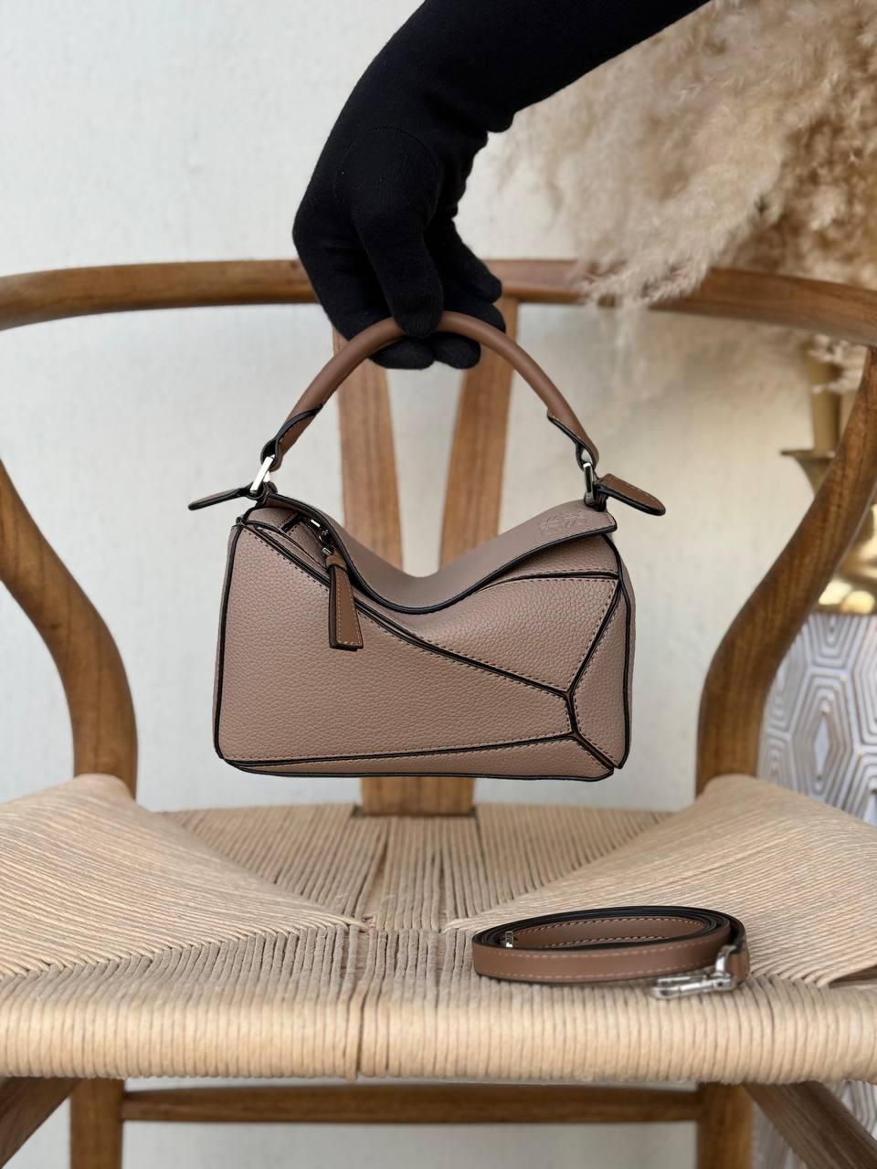 LOEWE

18cm

340 dhs🪙🌨️
Top quality 

With box🎁

Zain167
♥️♥️♥️