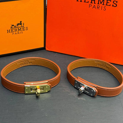 Hermes ❤️‍🔥*
Bracelet ✨
With black boxes 
20 dhs❤️
With normal boxes 🗃️ 
And paper bag🛍️
30 dhs❤️

Zain216
♥️♥️♥️