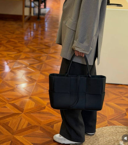 BOTTEGA
 MASTER COPY 
340 dhs✅
leather 

Zain295
♥️♥️♥️