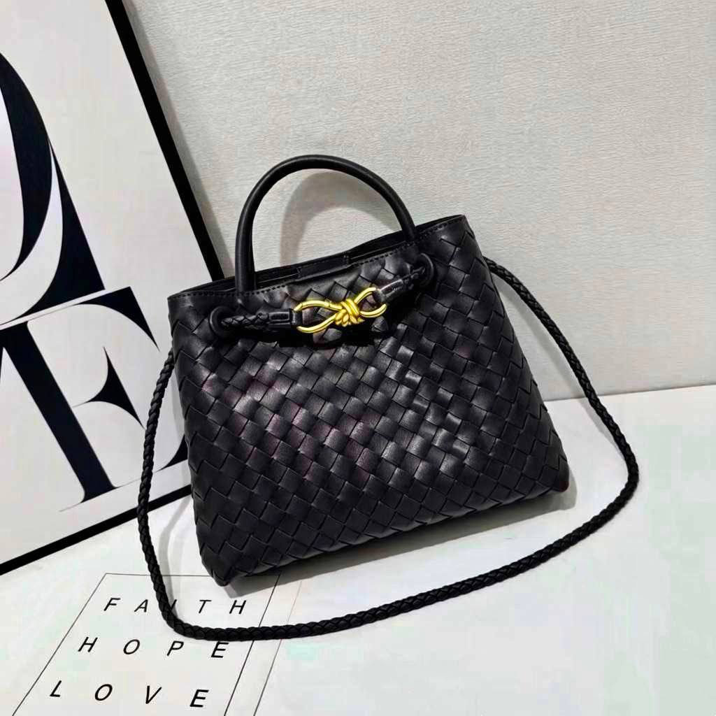 BOTTEGA 
GOOD QUALITY 
WITH BOX 
120 dhs💛
Size: 25cm

Zain295
♥️♥️♥️