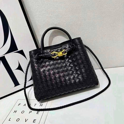 BOTTEGA 
GOOD QUALITY 
WITH BOX 
120 dhs💛
Size: 25cm

Zain295
♥️♥️♥️