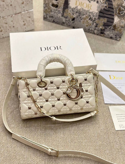 Dior
130 dhs✅
High quality 

with box
🎁🎁🎁

Zain35
♥️♥️♥️