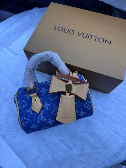 LV

with box
🎁🎁🎁

Size 16:cm
90 dhs✅

Zain114
♥️♥️♥️